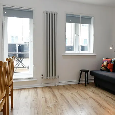 New Luxury In Next To Shops, Cafes, Bars & Metro