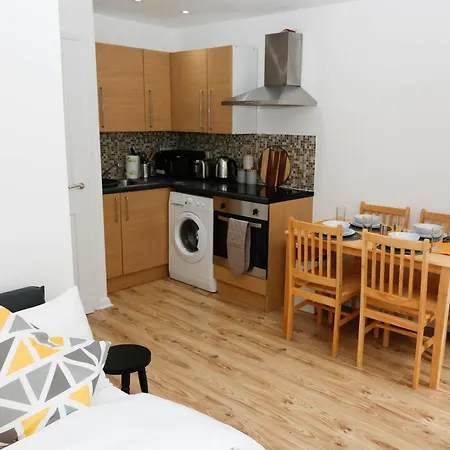 Apartment New Luxury In Next To Shops, Cafes, Bars & Metro London