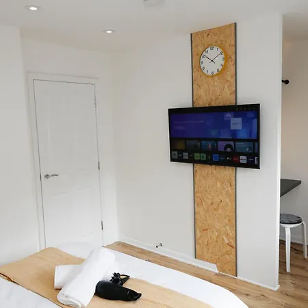 Apartment New Luxury In Next To Shops, Cafes, Bars & Metro