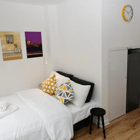 New Luxury In Next To Shops, Cafes, Bars & Metro London
