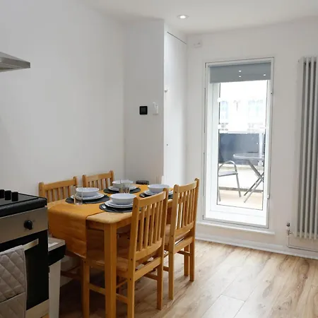 New Luxury In Next To Shops, Cafes, Bars & Metro * London