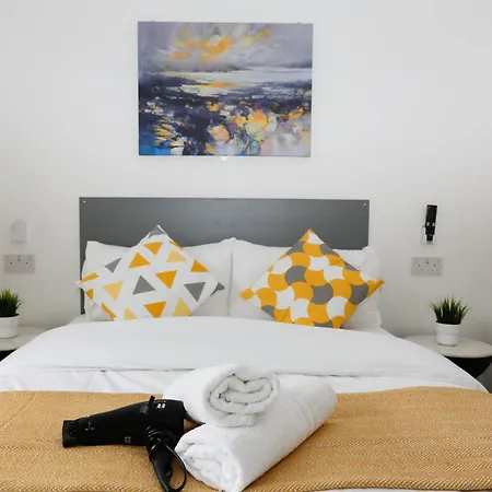 New Luxury In Next To Shops, Cafes, Bars & Metro