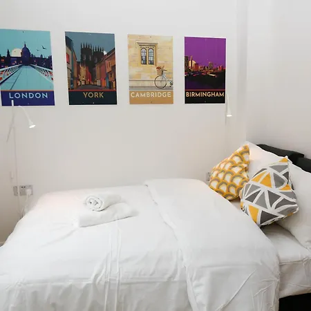 New Luxury In Next To Shops, Cafes, Bars & Metro Apartment London