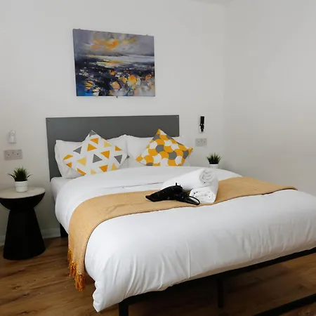 New Luxury In Next To Shops, Cafes, Bars & Metro *