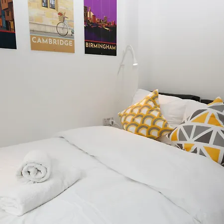 New Luxury In Next To Shops, Cafes, Bars & Metro Apartment