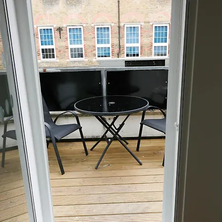 Apartment New Luxury In Next To Shops, Cafes, Bars & Metro