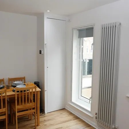 New Luxury In Next To Shops, Cafes, Bars & Metro *