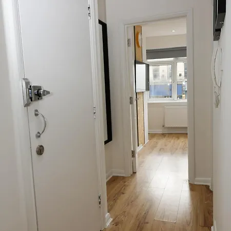 New Luxury In Next To Shops, Cafes, Bars & Metro