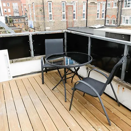 Apartment New Luxury In Next To Shops, Cafes, Bars & Metro