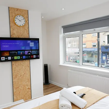 New Luxury In Next To Shops, Cafes, Bars & Metro Apartment