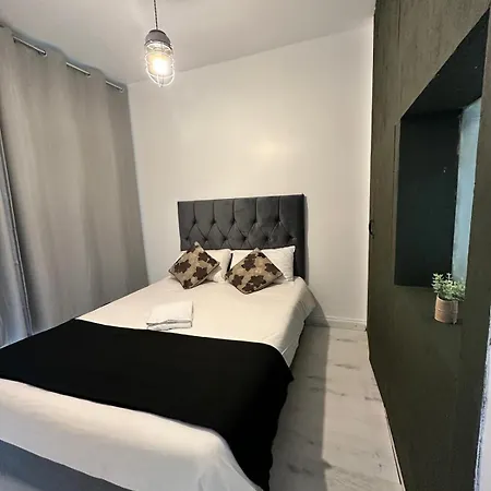 2 Bedroom Flat Wembley Apartment *