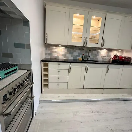 2 Bedroom Flat Wembley Apartment *