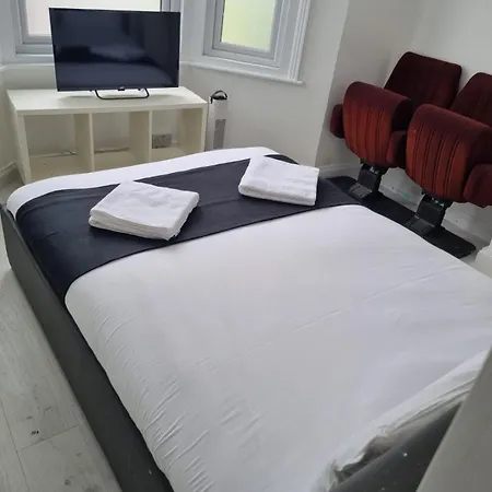 2 Bedroom Flat Wembley Apartment