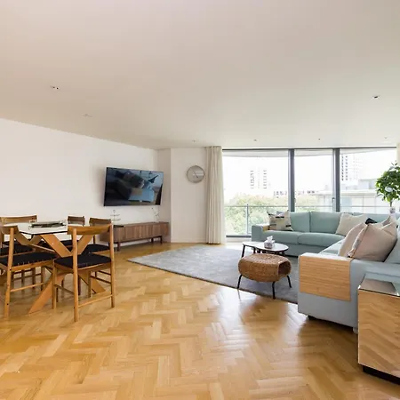 Apartment Spacious, Modern 3-bed London