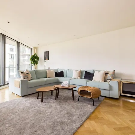 Spacious, Modern 3-bed Apartment