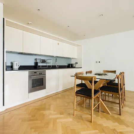 Spacious, Modern 3-bed Apartment *