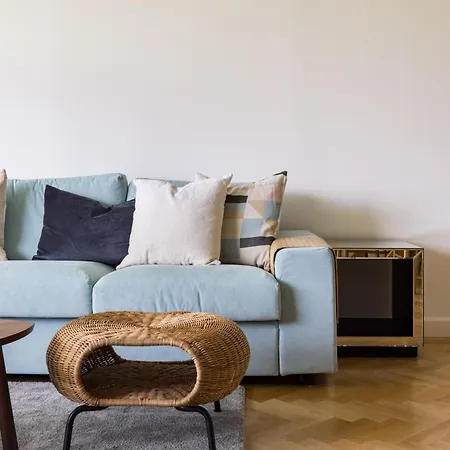 Spacious, Modern 3-bed Apartment London