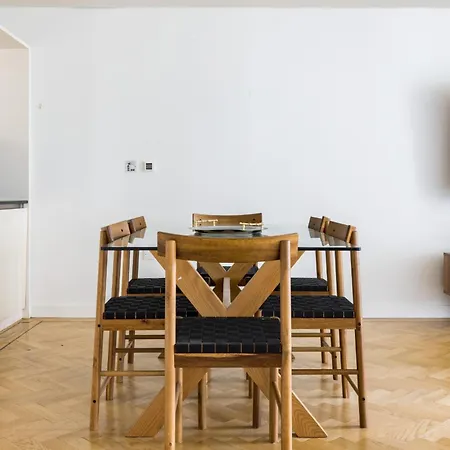 Spacious, Modern 3-bed London