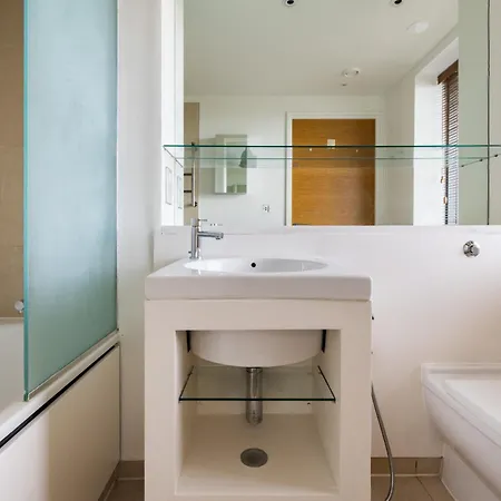 Spacious, Modern 3-bed Apartment *