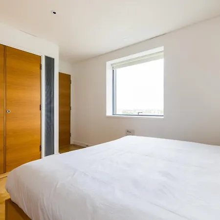 Apartment Spacious, Modern 3-bed London