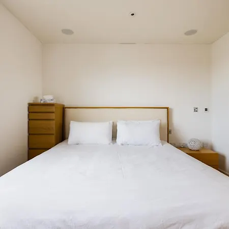 Spacious, Modern 3-bed Apartment *