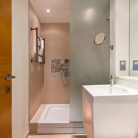Apartment Spacious, Modern 3-bed *