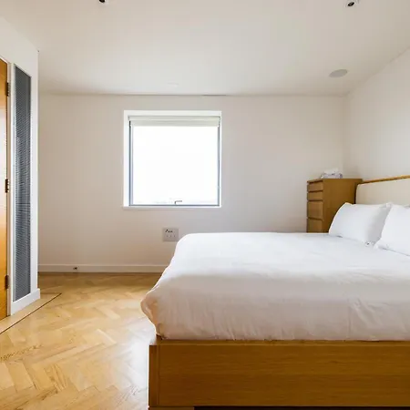 Apartment Spacious, Modern 3-bed London