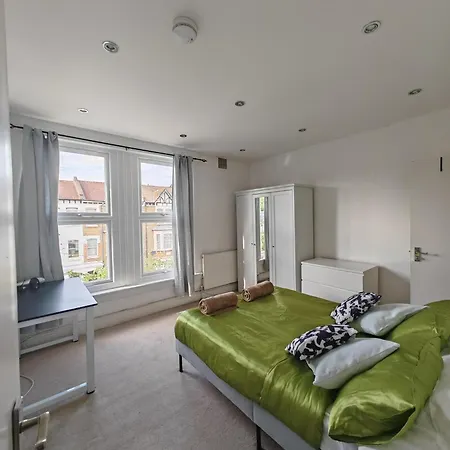 Spacious 3 Bedroom In Apartment *