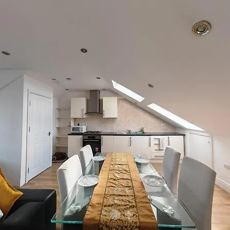 Apartment Spacious 3 Bedroom In *