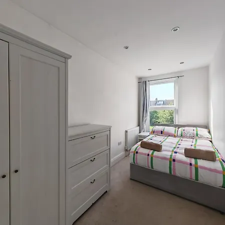 Spacious 3 Bedroom In Apartment *