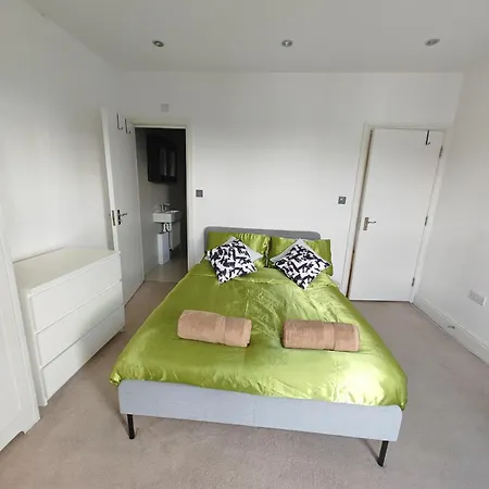 Spacious 3 Bedroom In * London
