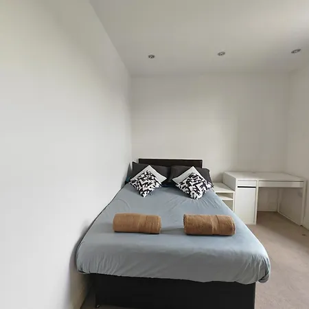 Spacious 3 Bedroom In London