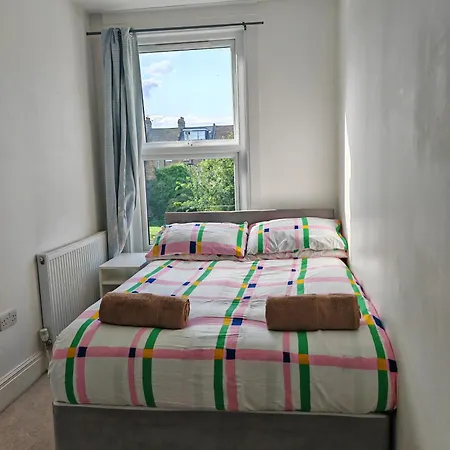 Apartment Spacious 3 Bedroom In London
