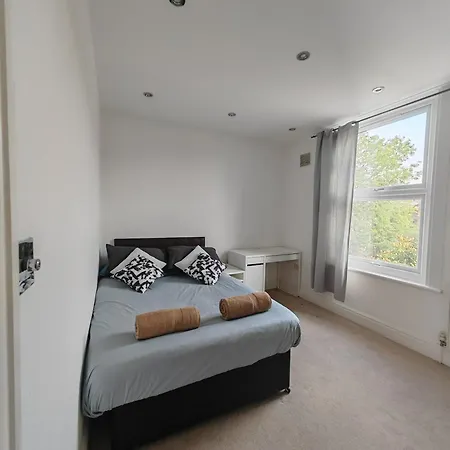 Spacious 3 Bedroom In * London