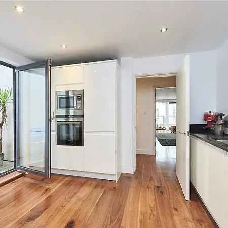 1 Bedrooom Flat Located Angel Zone 1 *