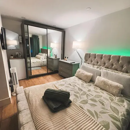 Guest house Tropical With Private Bathroom And Patio *