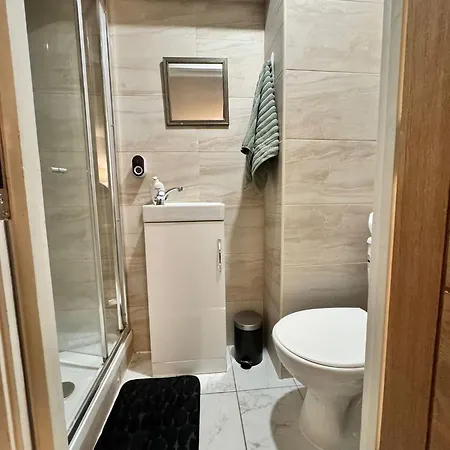 Tropical With Private Bathroom And Patio * London
