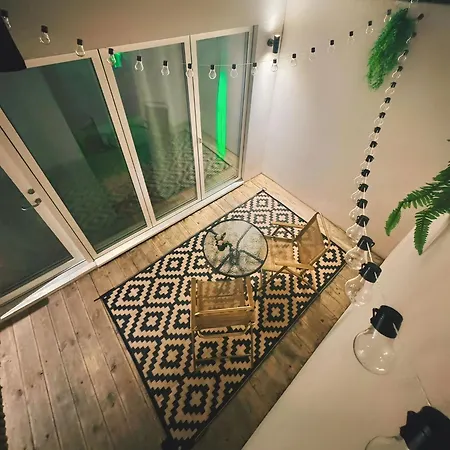 Guest house Tropical With Private Bathroom And Patio London