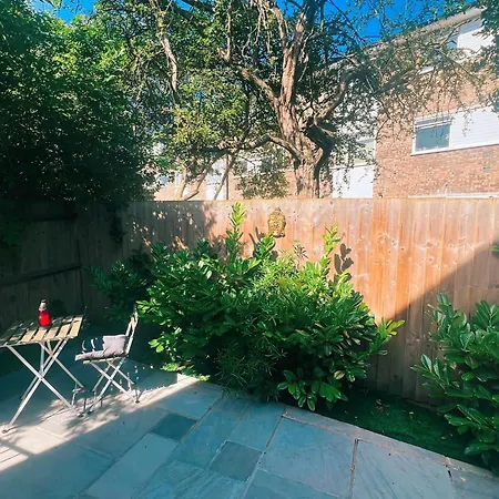 Tropical With Private Bathroom And Patio Guest house *