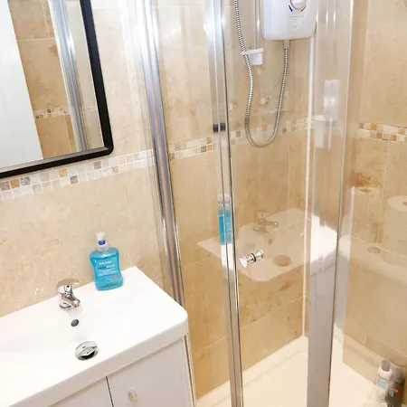 New Luxury In Next To Shops, Cafes, Bars & Metro Apartment *
