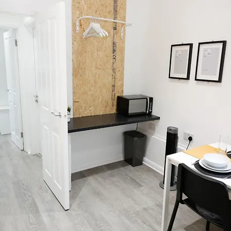 Apartment New Luxury In Next To Shops, Cafes, Bars & Metro