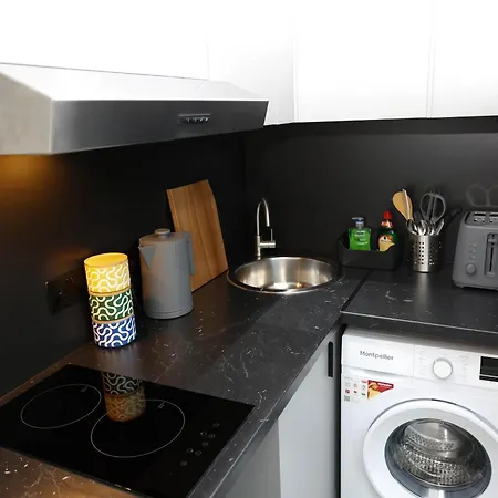 Apartment New Luxury In Next To Shops, Cafes, Bars & Metro *