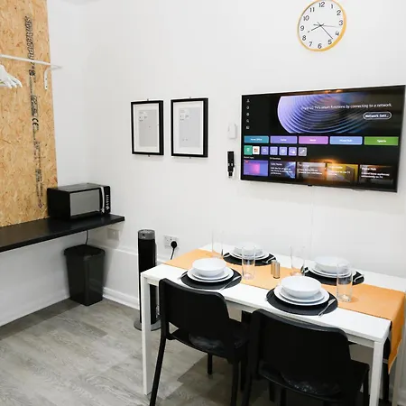 New Luxury In Next To Shops, Cafes, Bars & Metro Apartment London