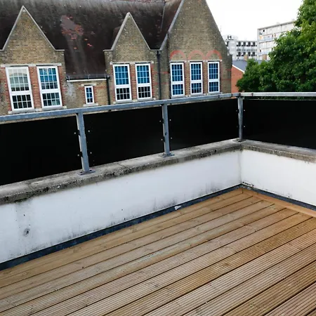 New Luxury In Next To Shops, Cafes, Bars & Metro Apartment London