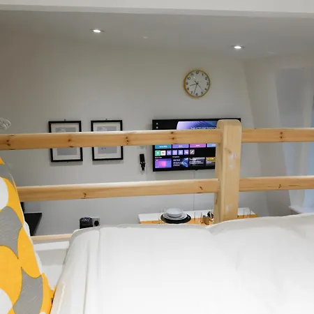 New Luxury In Next To Shops, Cafes, Bars & Metro London