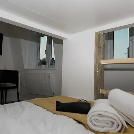 New Luxury In Next To Shops, Cafes, Bars & Metro Apartment London