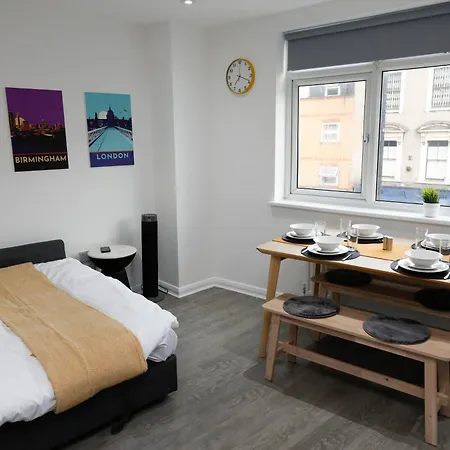 Apartment New Luxury In Next To Shops, Cafes, Bars & Metro