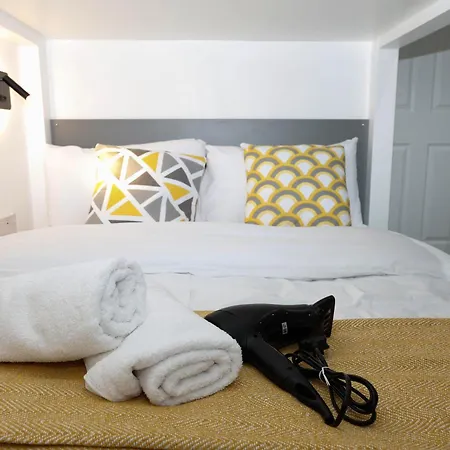 New Luxury In Next To Shops, Cafes, Bars & Metro Apartment London