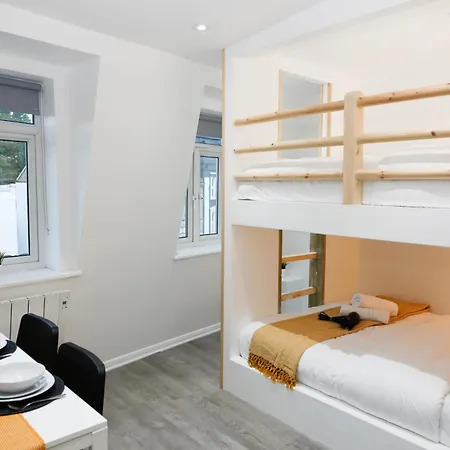 New Luxury In Next To Shops, Cafes, Bars & Metro *
