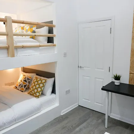 Apartment New Luxury In Next To Shops, Cafes, Bars & Metro